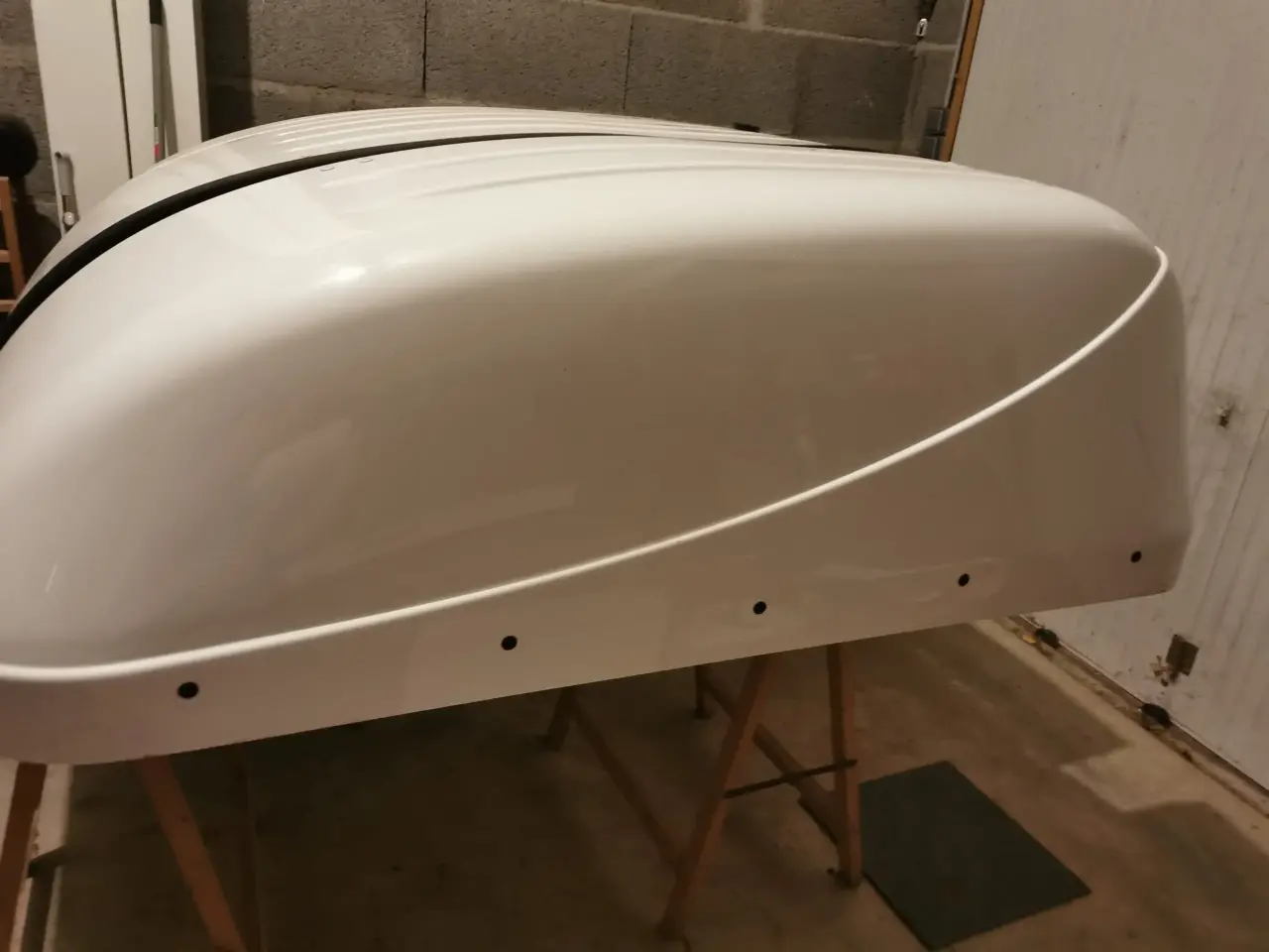 Coffre de toit de voiture blanc en plastique brillant, en excellent état, avec une bande d'ét