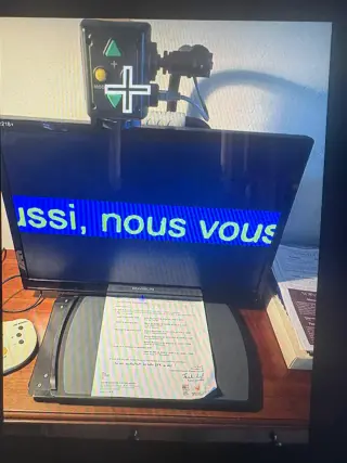 Vidéo-agrandisseur professionnel en bon état, idéal pour personnes malvoyantes ou déficientes visuelles.