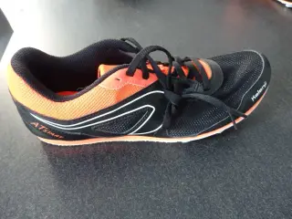 Chaussure à pointes d'athlétisme polyvalentes At Start neuve - pied droit uniquement - Taille 42 (US 9)