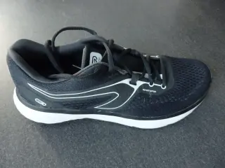 Chaussure de Running RUN SUPPORT HOMME NOIR KALENJI (DECATHLON) neuve – Pied droit uniquement – Taille 43